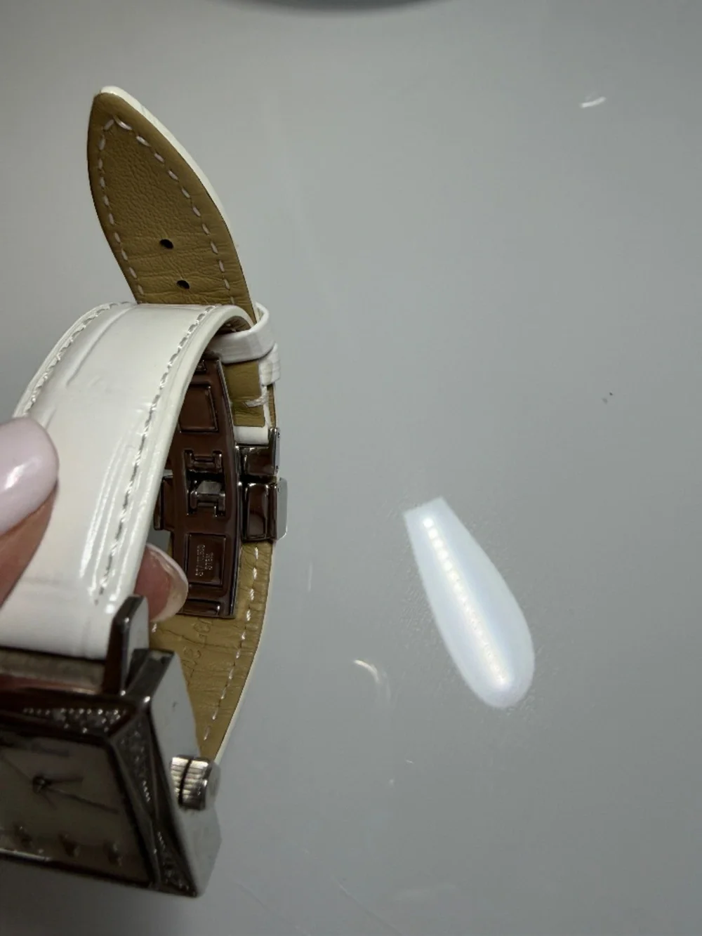 LIKE NEW! Women's Lucien Piccard Mother of Pearl Faced Watch - Picture 5 of 11